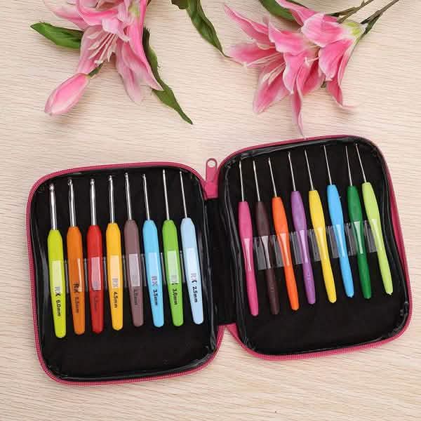 16 Piece Colored Crochet Hooks Yarn Set