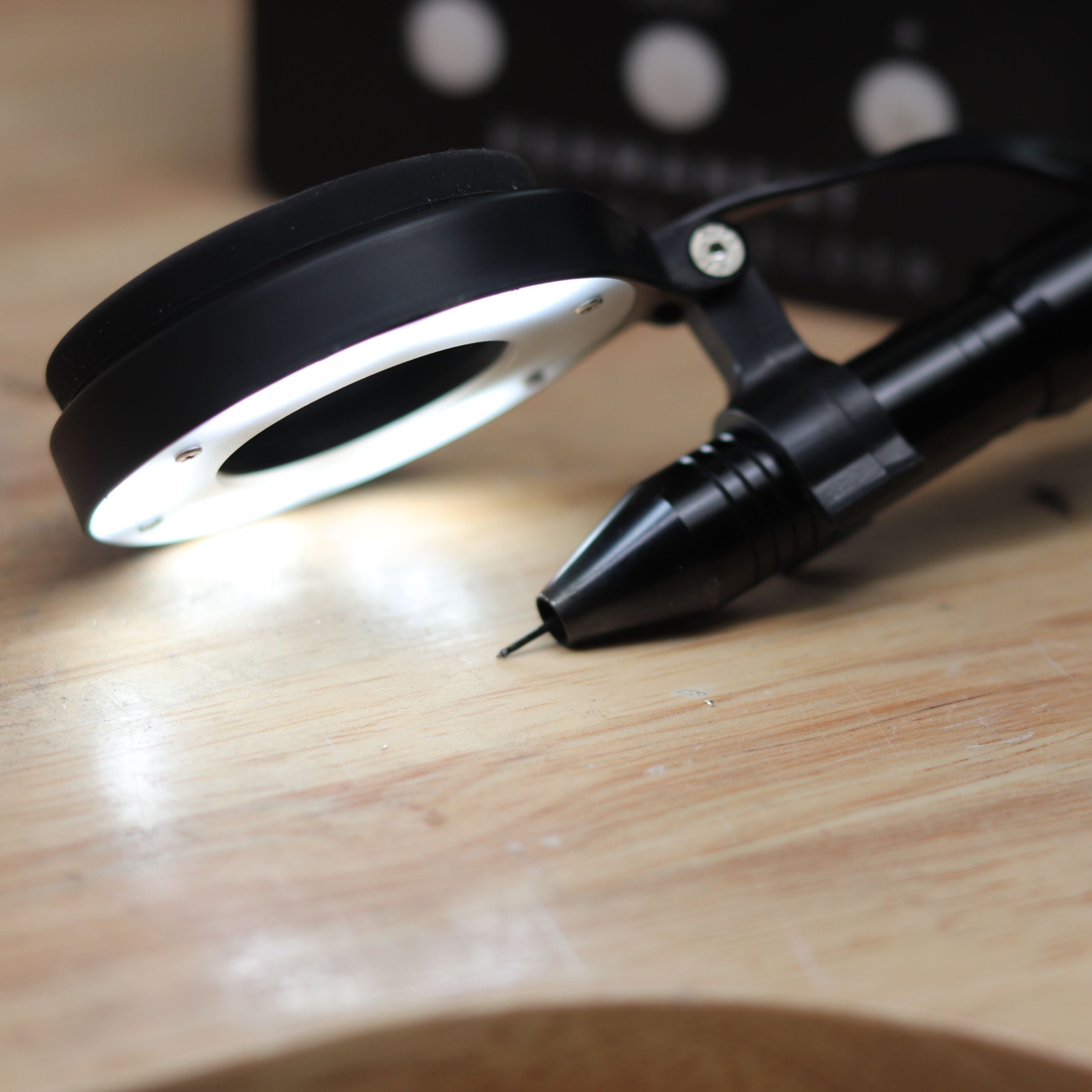 Helix Prism - Portable Clip-On Darkening Screen with Magnifying Glass